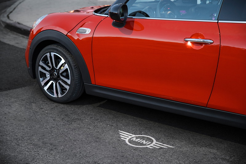 MINI Cooper S Hatch (Facelift 2018). Optionale MINI Logo Projektion im Aussenspiegel.