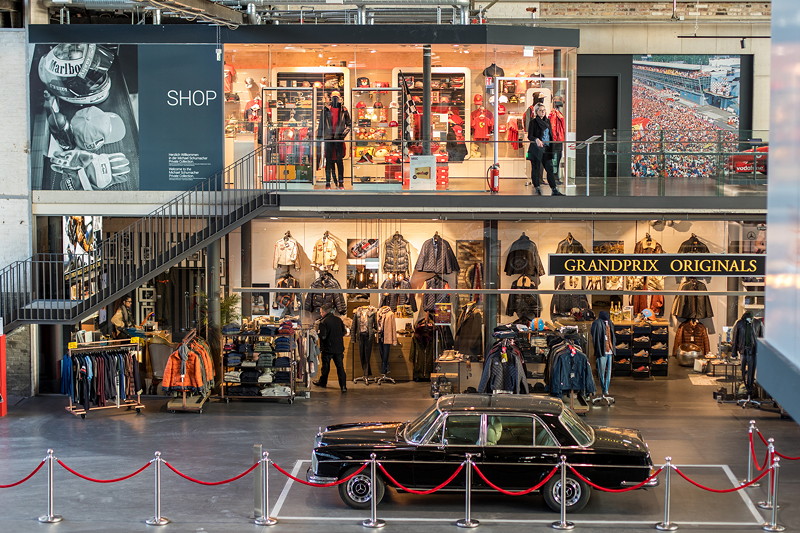 MotorWorld Kln-Rheinland mit LifeStyle-Shops wie 'Grandprix Originals' und Ferrari.