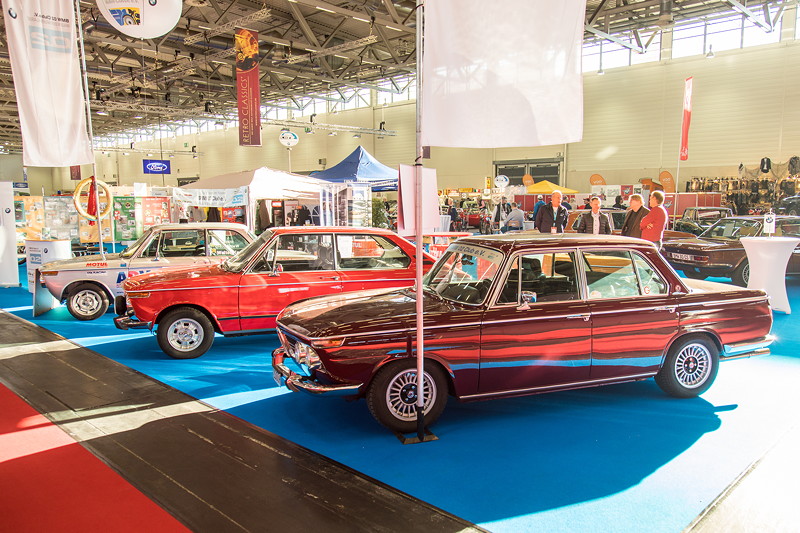 BMW 02 Club e. V. mit drei Fahrzeugen und einem Anhnger auf der Retro Classics Cologne