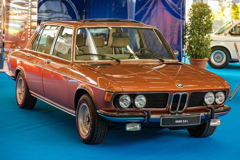 Der BMW E3 Limousinen Club e. V. zeigt einen BMW 3,0 L in Topasbraun Metallic