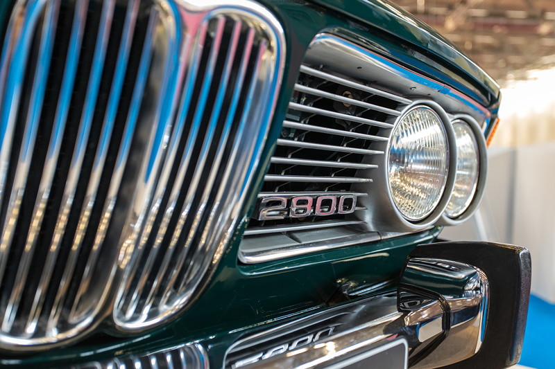 Retro Classics Cologne 2018, BMW E3 Limousinen Club: BMW 2800, Typ-Bezeichnung im Grill vorne