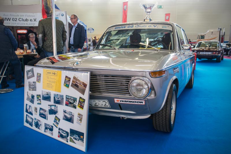 Retro Classics Cologne 2018, BMW 02 Club e. V.: BMW 2002 ti (E10), mit 4-Zylinder-Reihenmotor (M10), 135 PS