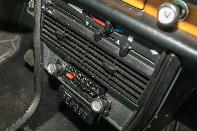 Retro Classics Cologne 2018, BMW 02 Club e. V.: BMW 2000 1.8, Mittelkonsole mit Radio