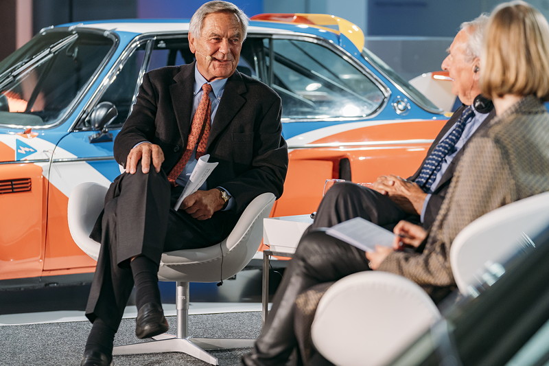 Jochen Neerpasch (l.), ehemaliger Leiter der BMW Motorsport GmbH und Co-Initiator des BMW Art Car Projekts, bei der Ausstellungs-Erffnung.