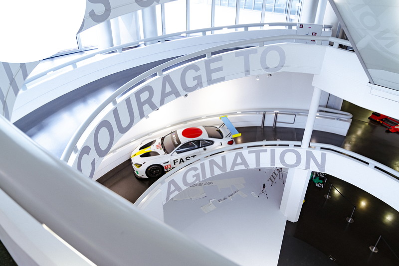 Sonderausstellung im BMW Museum 'BMW Art Cars | How a vision became reality.'Aufbau. BMW Art Car #19 BMW M6 GTLM von John Baldessari.