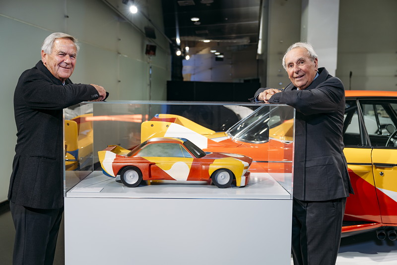 Die Initiatoren des BMW Art Car Projekts: Jochen Neerpasch (l.), ehemaliger Leiter der BMW Motorsport GmbH, und Herv Poulain (r.), Auktionator und ehemaliger Rennfahrer.