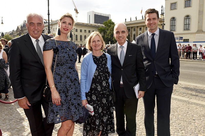 Hans-Reiner Schrder, Direktor BMW Berlin; Katerina Schrder; Dr. Martina Peter und Dr. Nicolas Peter, Mitglied des Vorstands der BMW AG, Finanzen und Matthias Schulz, Intendant der Staatsoper.