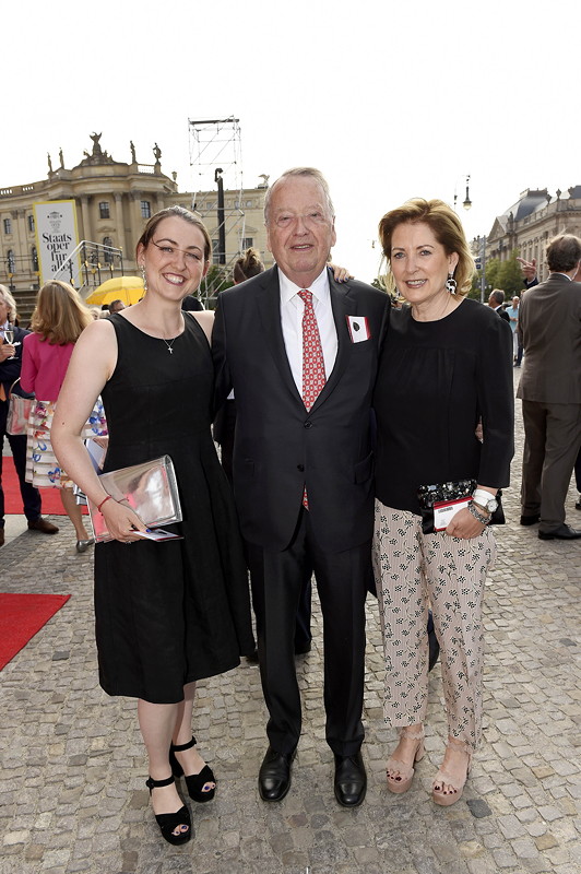Frau Dr. Brigitte Oetker und Dr. Arend Oetker mit Tochter Clara Oetker beim anschlieendem Dinner im Apollosaal der Staatsoper Unter den Linden.