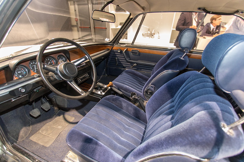 BMW 3.0 CSi (E9), mit blauer Stoff-Ausstattung