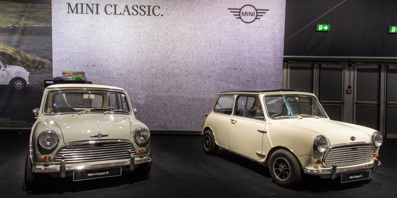 Morris Mini Cooper S 1275 und Austin Mini Cooper S 1275, ausgestellt von BMW Group Classic auf der Techno Classica 2018.