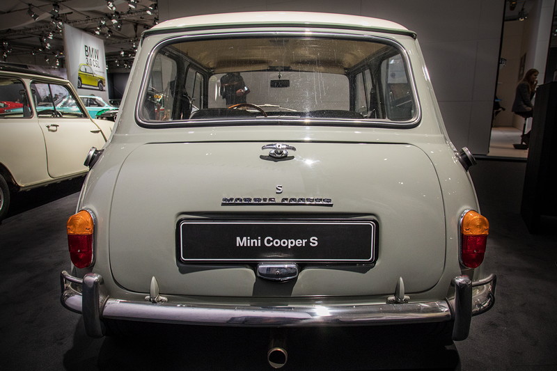 Morris Mini Cooper S 1275, lackiert in 'Tweed Grey', Dach in 'Old English White'.