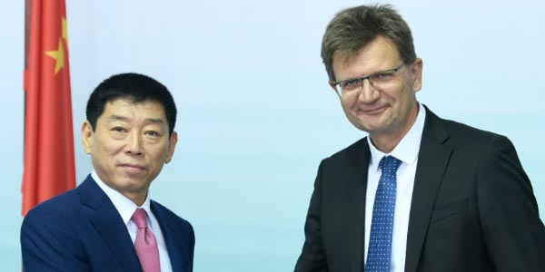 Wei Jianjun, Grnder und Chairman von Great Wall Motor, und Klaus Frhlich, Mitglied des Vorstands der BMW AG, Entwicklung.