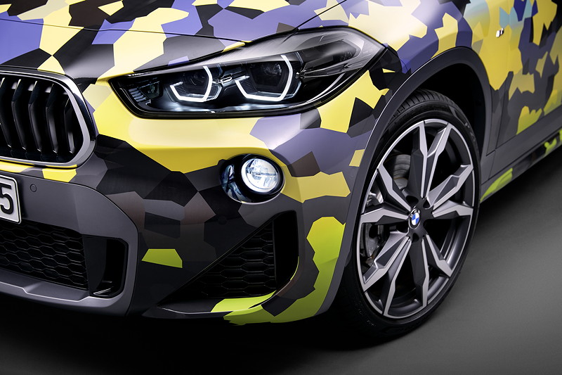 Der neue BMW X2 mit exklusiver Zubehr-Folierung 'Digital Camo'