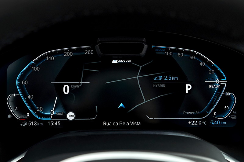 BMW 745Le xDrive, neues BMW Live Cockpit Professional, Prozentanzige oben rechts zeigt an, dass bis 30 Prozent Leistung (blau) rein elektrisch gefahren wird.
