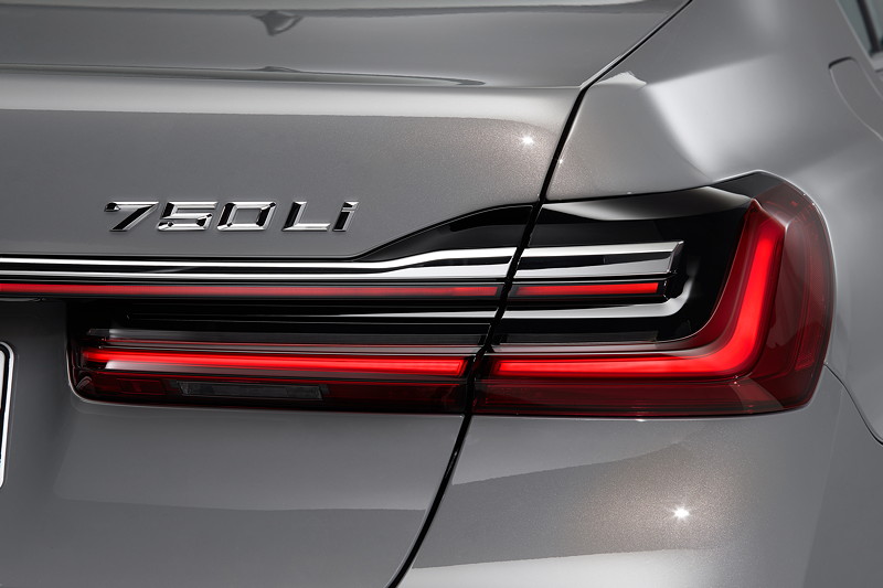  BMW 750Li xDrive (G12 LCI), 3D-Rcklicht mit schwarzen Elementen