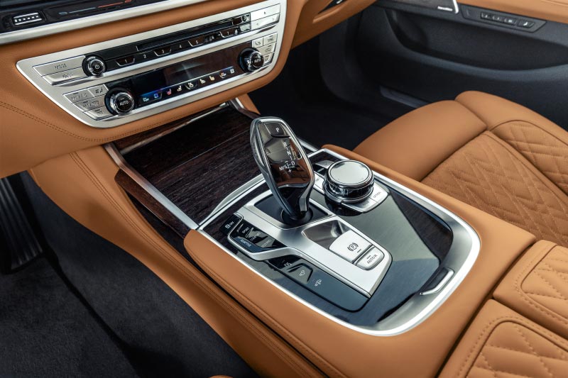BMW 7er (G11/G12, Facelift 2019), Mittelkonsole ohne �nderungen.
