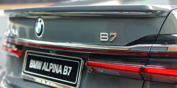 Alpina B7 in Dravitgrau metallic im Showroom von BMW Abu Dhabi Motors.