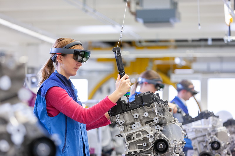 AR-gesttztes Training in der BMW Group Produktionsakademie: Motoren-Montage