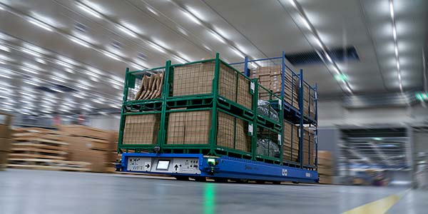 Die AutoBox transportiert Ersatzteile auf langen Wegstrecken zwischen Wareneingang und Kommissionierlager