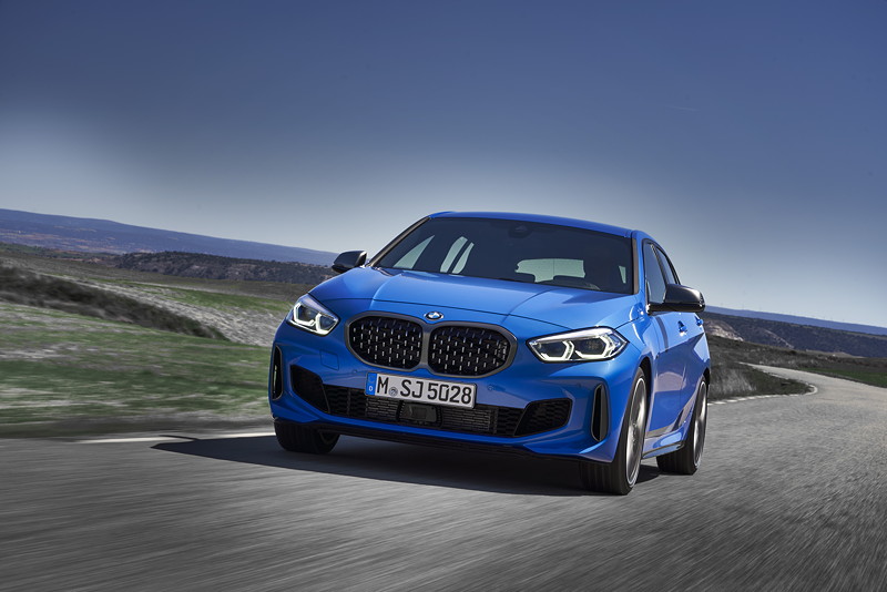 BMW M135i xDrive in Misanoblau metallic