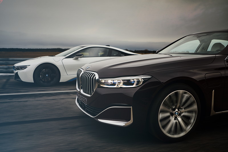 Der BMW i8 Roadster und die BMW 745Le Limousine.