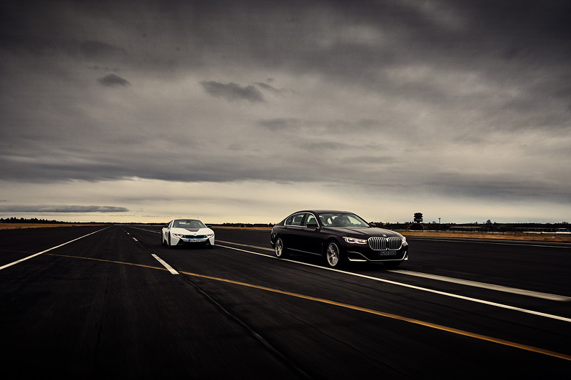 Der BMW i8 Roadster und die BMW 745Le Limousine.