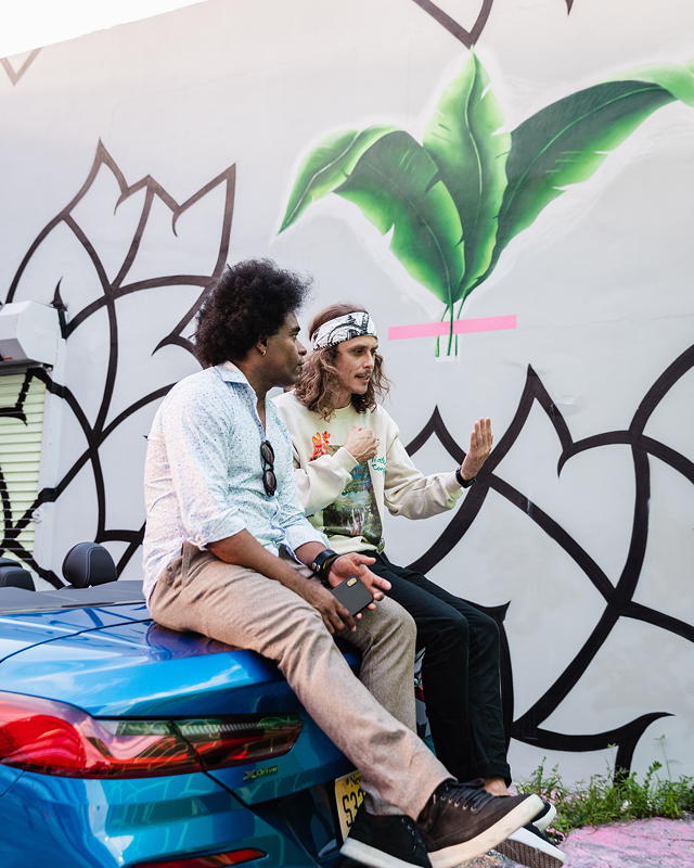 BMW M850i xDrive Cabrio in Miami mit Visual Art K�nstler Alexandre Arrechea @alexandrearrechea und K�nstler Spencer 'MAR' Guilburt @this_means