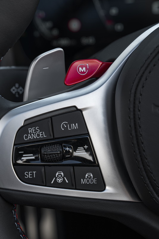 BMW M8 Competition Cabrio, Tasten im Lenkrad, Schaltwippe und M-Taste