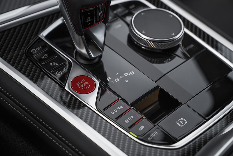BMW M8 Competition Coup�, Mittelkonsole mit Start/Stopp-Knopf in rot.