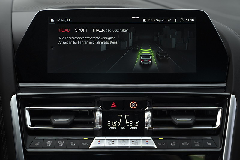 BMW M8 Competition Coup�, Bordbildschirm: Fahrerassistenzsysteme