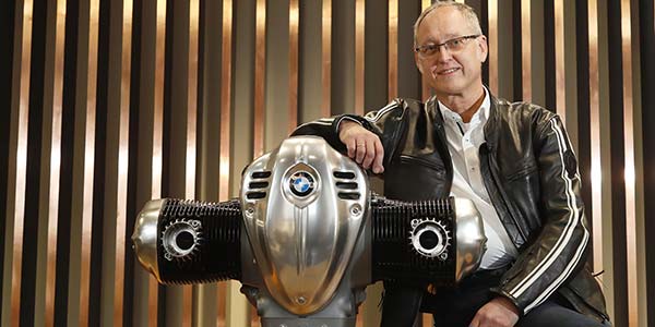 „Big Boxer“ aus der BMW R 18 und Josef Miritsch, Leiter BMW Motorrad Baureihe Boxer Luft. 