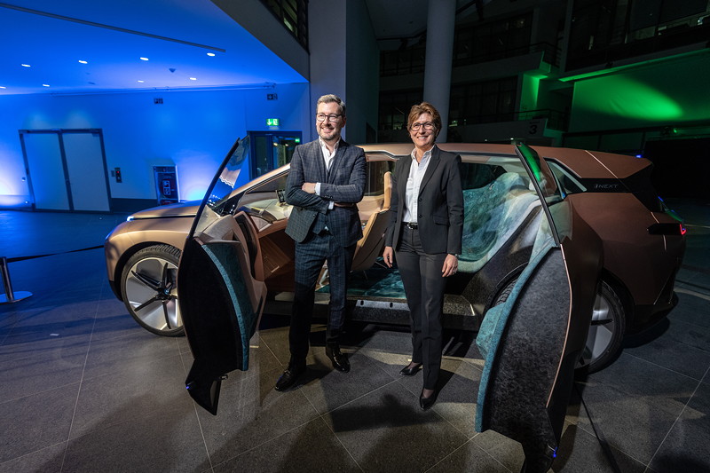 Ilka Horstmeier, Leiterin des BMW Group Werks Dingolfing, und Domagoj Dukec, Leiter Designstudio BMW i und BMW M, vor dem BMW Vision iNEXT