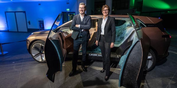 Ilka Horstmeier, Leiterin des BMW Group Werks Dingolfing, und Domagoj Dukec, Leiter Designstudio BMW i und BMW M, vor dem BMW Vision iNEXT