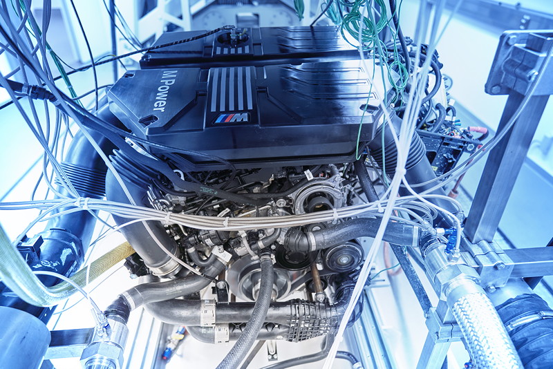 Auf dem Leistungs-Prfstand wird der fertige Motor erstmals zum Leben erweckt.