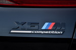 Der neue BMW X6 M Competition (F96). Typschild auf der Heckklappe.