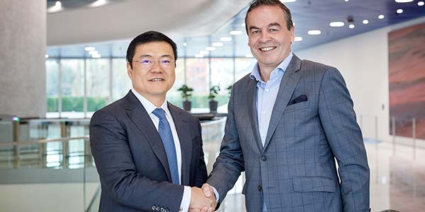 Xiaoshen Wang, Vice Chairman und Executive Vice President von Ganfeng Lithium Co. Ltd., und Ralf Hattler, BMW AG, Einkauf und Lieferantennetzwerk