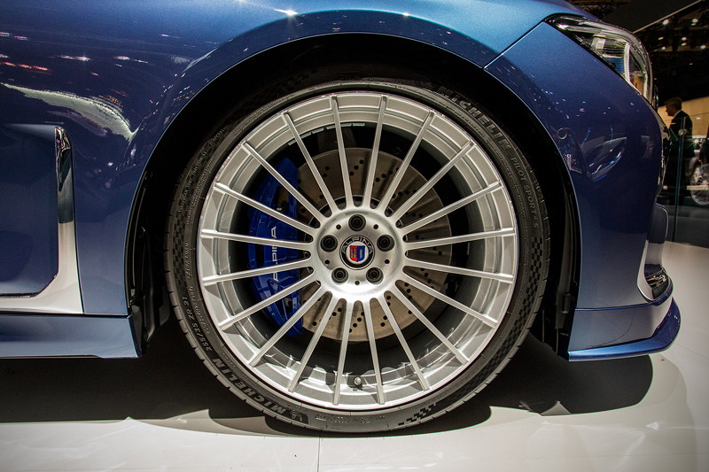 Alpina B7 auf 21 Zoll gro�en Alpina-Felgen (mit 255/35 ZR21 Bereifung) im typischen Alpina Klassik-Design.