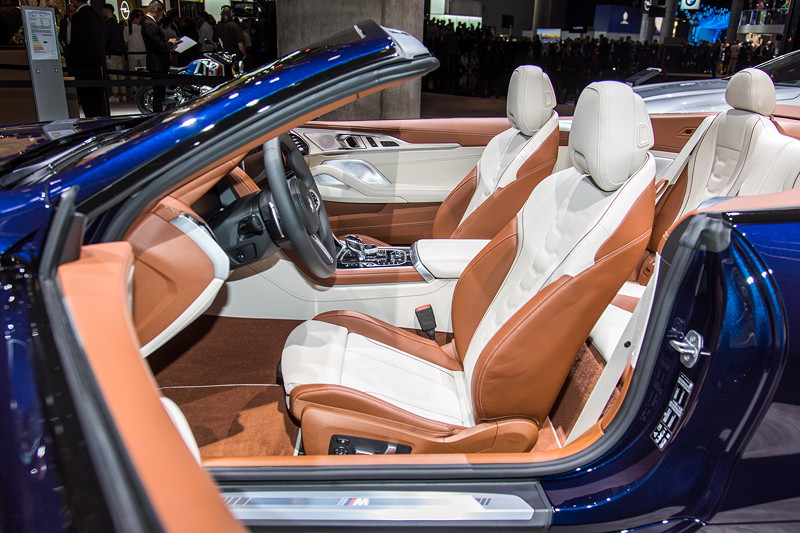 BMW 840i Cabrio mit BMW Individual Volllederausstattung Merino in Elfenbeinwei und Tartufo.