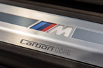 BMW 840i Cabrio, Einstiegsleiste aufgrund des M-Pakets mit M-Logo und Carbon Core Schriftzug.