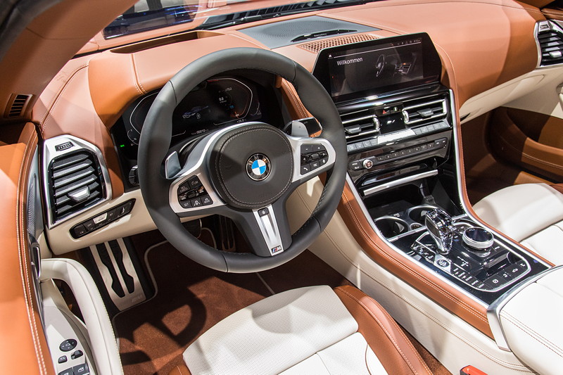 BMW 840i Cabrio mit BMW Individual Volllederausstattung Merino in Elfenbeinwei� und Tartufo.