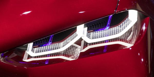 BMW Concept 4 mit flacheren Scheinwerfern, mit Elementen in 3D, die sich nicht hinter einer sonst üblichen Glasscheibe verstecken.