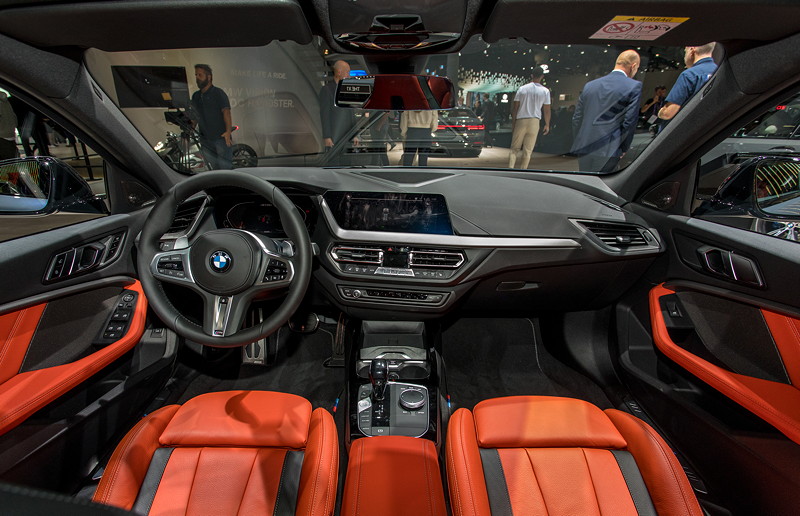 BMW M135i, Interieur in roter Lederausstattung