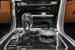 BMW M850i Gran Coupé, Mittelkonsole mit iDrive Touch Controller und Schalthbel aus Glas von Swarovski.