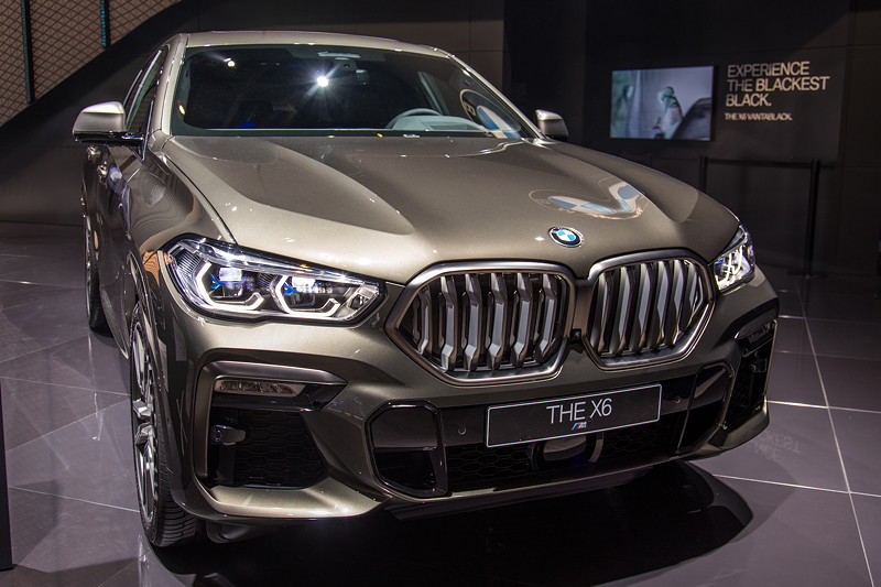 BMW X6 M50i xDrive, in der aufflligen Auenfarbe #Manhatten Metallic