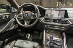BMW X6 M50i xDrive, Interieur vorne, serienmäßig mit Lederausstattung