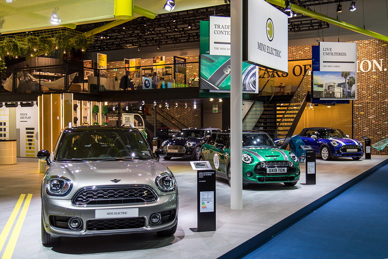 MINI SE auf dem MINI Messestand auf der IAA 2020 in Frankfurt