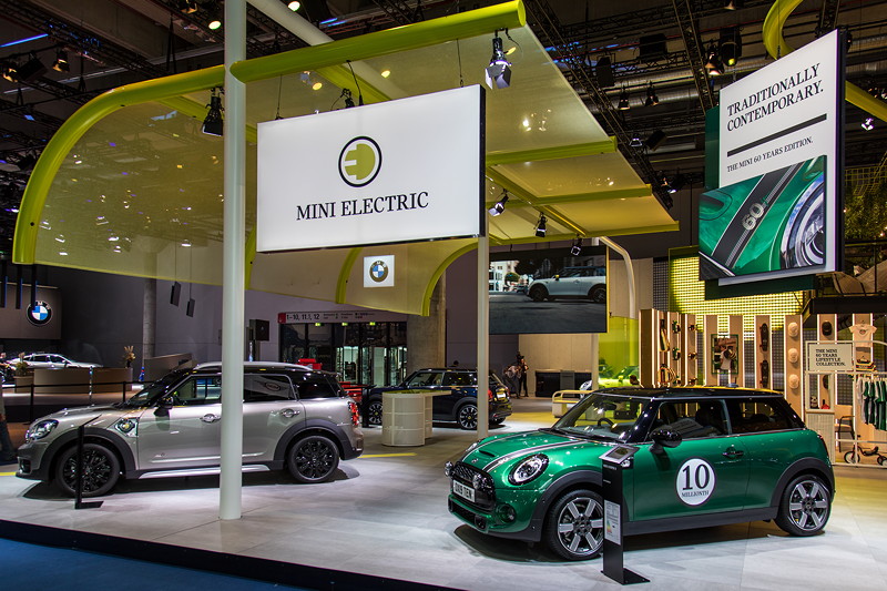 Blick auf den MINI Messestand auf der IAA 2020 mit seinen beiden Highlights.