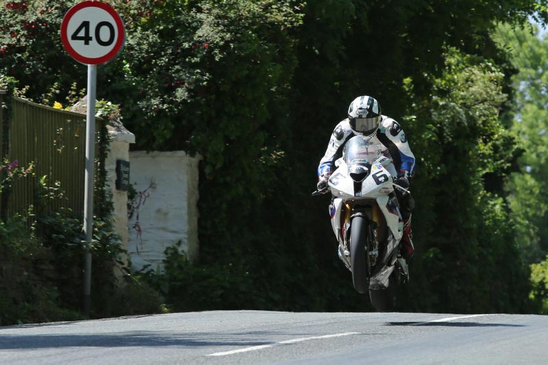 Isle of Man TT (GBR). 2.06.2014. Team BMW Motorrad Hawk Racing, Fahrer Michael Dunlop #6 (GBR) auf der BMW S1000RR.