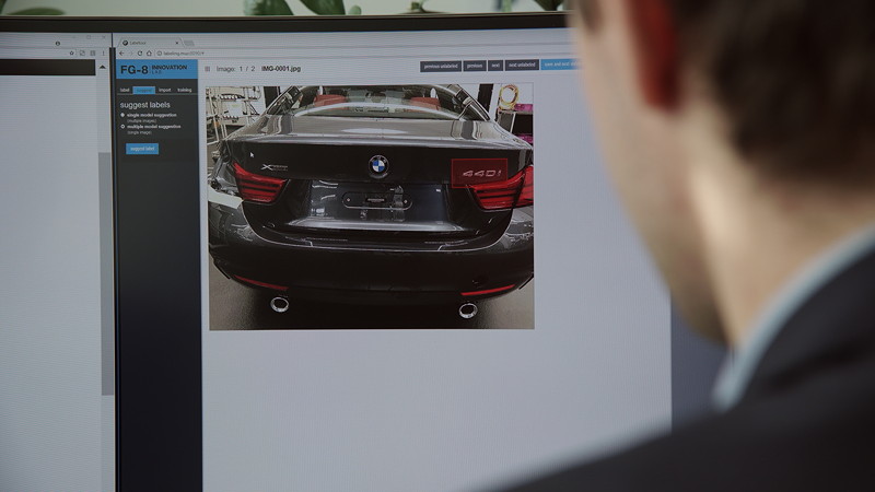 Mitarbeiter markiert zulssige Kombinationen von Modellschriftzgen, Endmontage BMW Group Werk Dingolfing