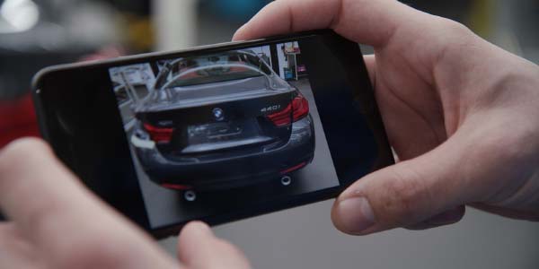 Mitarbeiter fotografiert zulässige Kombination von Modellschriftzügen, Endmontage BMW Group Werk Dingolfing 